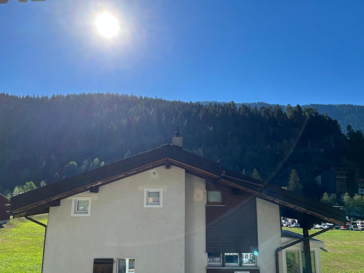 - 100m Von Der Talstation Aletsch Bahnen Und Bahnhof Fiesch, Ausgangslage * Fiesch